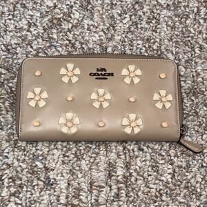 COACH Tea Rose Daisy Medium Zip Wallet NWOT Tan Taupe Knotted  Leather Floral